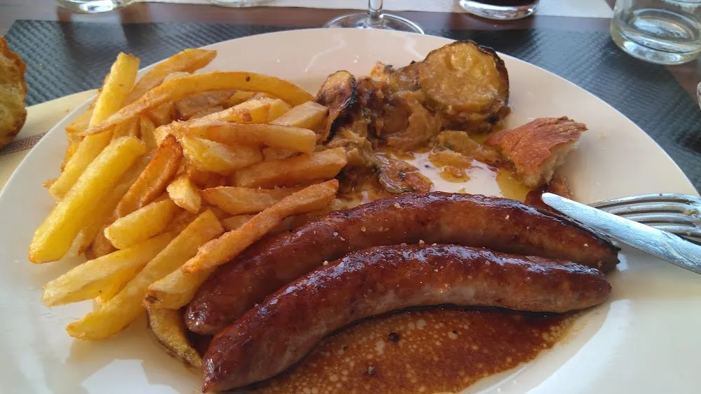 Chipolata Con Patatas Fritas Y Calabacin Gratinado